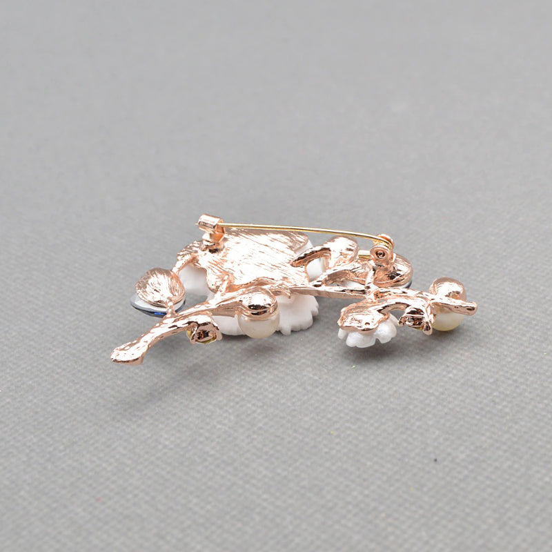 Broschennadeln mit Muschel- und Perlenmotiv in Blumenform mit Strasssteinen