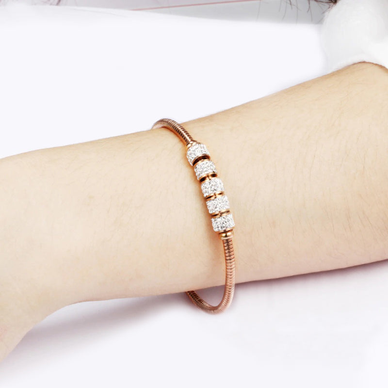 Armreife aus Edelstahl mit Zylinderanhänger und Strasssteinen