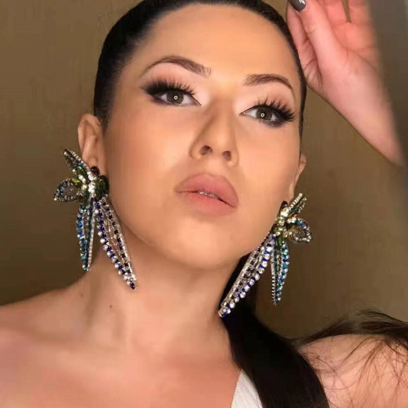 Große Statement-Ohrringe mit Blumenblatt und Strassbesatz