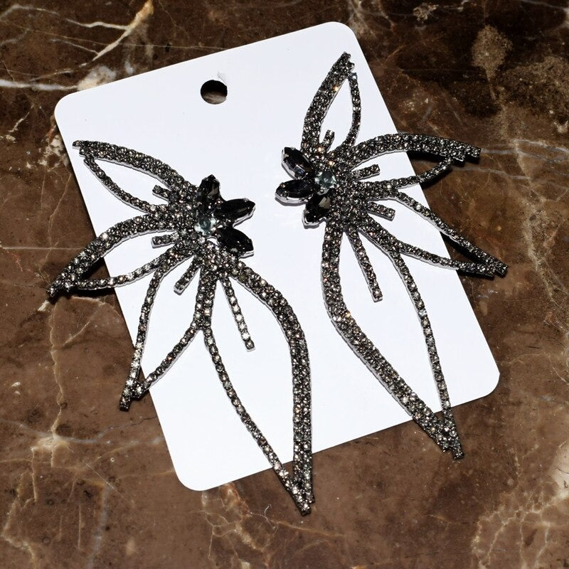 Große Statement-Ohrringe mit Blumenblatt und Strassbesatz