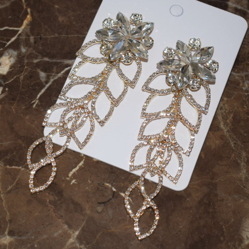 Große Statement-Ohrringe mit Blumenblatt und Strassbesatz