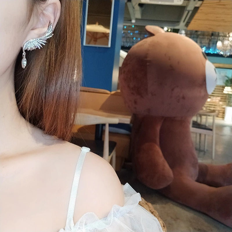 Mit Strasssteinen besetzte, skurrile Engelsflügel-Ohrhänger-Kollektion