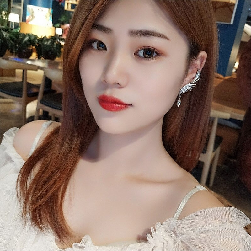 Mit Strasssteinen besetzte, skurrile Engelsflügel-Ohrhänger-Kollektion