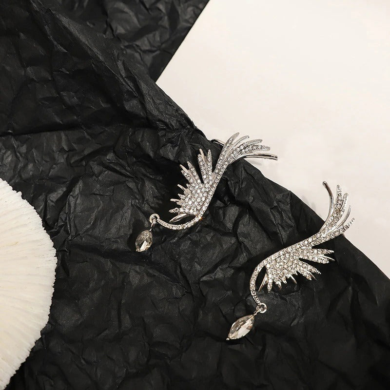 Mit Strasssteinen besetzte, skurrile Engelsflügel-Ohrhänger-Kollektion