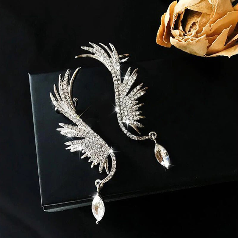 Mit Strasssteinen besetzte, skurrile Engelsflügel-Ohrhänger-Kollektion