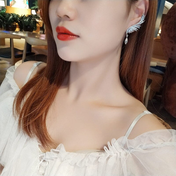 Mit Strasssteinen besetzte, skurrile Engelsflügel-Ohrhänger-Kollektion