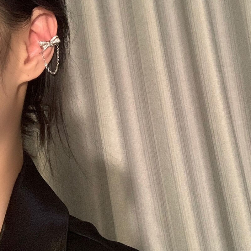 Mit Strasssteinen besetzte, skurrile Engelsflügel-Ohrhänger-Kollektion