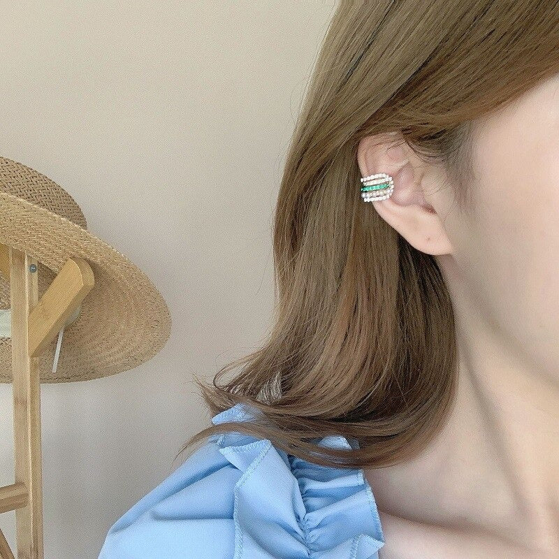 Mit Strasssteinen besetzte, skurrile Engelsflügel-Ohrhänger-Kollektion