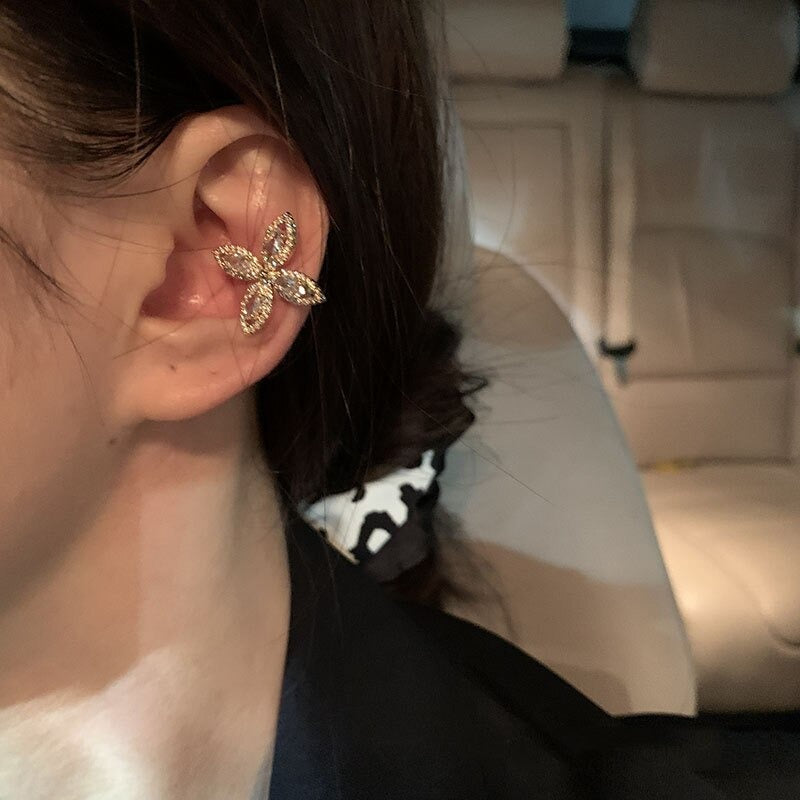 Mit Strasssteinen besetzte, skurrile Engelsflügel-Ohrhänger-Kollektion