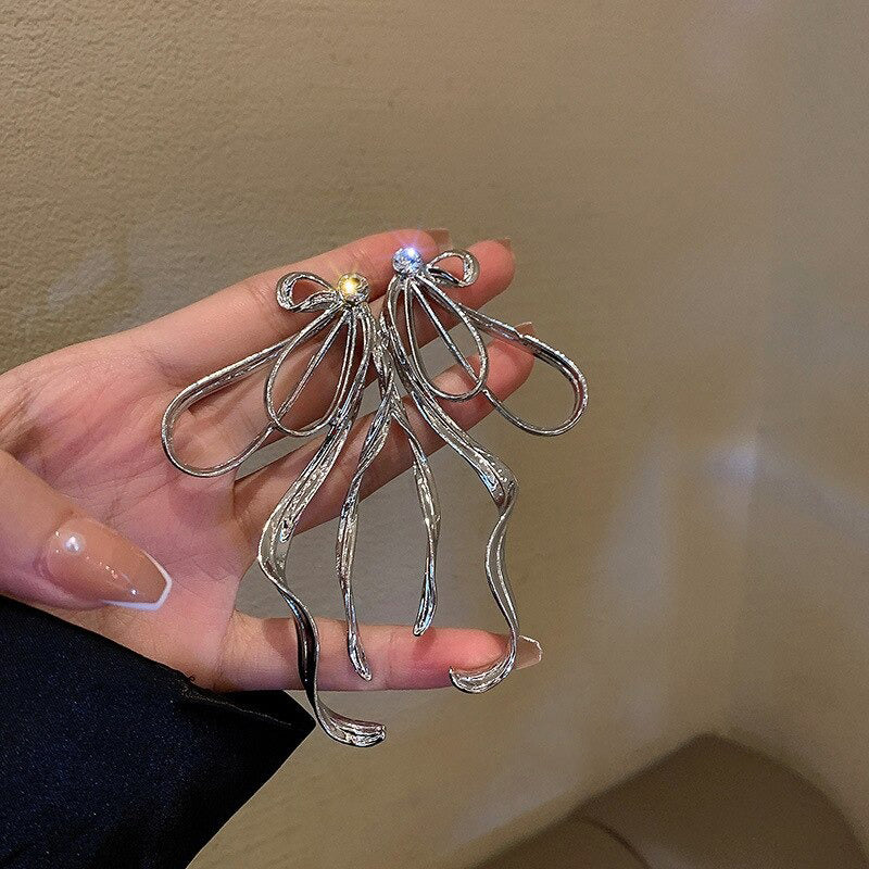 Mit Strasssteinen besetzte, skurrile Engelsflügel-Ohrhänger-Kollektion