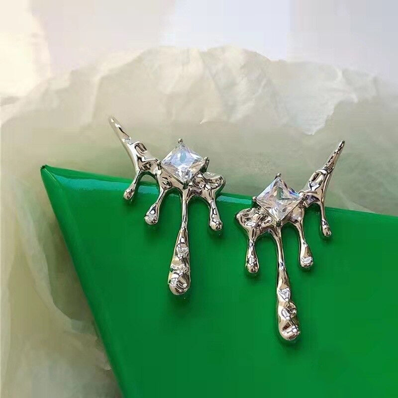 Mit Strasssteinen besetzte, skurrile Engelsflügel-Ohrhänger-Kollektion