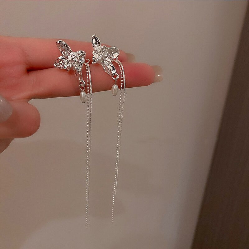 Mit Strasssteinen besetzte, skurrile Engelsflügel-Ohrhänger-Kollektion