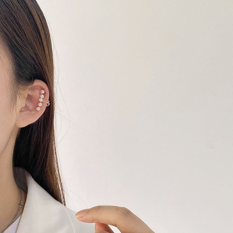 Mit Strasssteinen besetzte, skurrile Engelsflügel-Ohrhänger-Kollektion