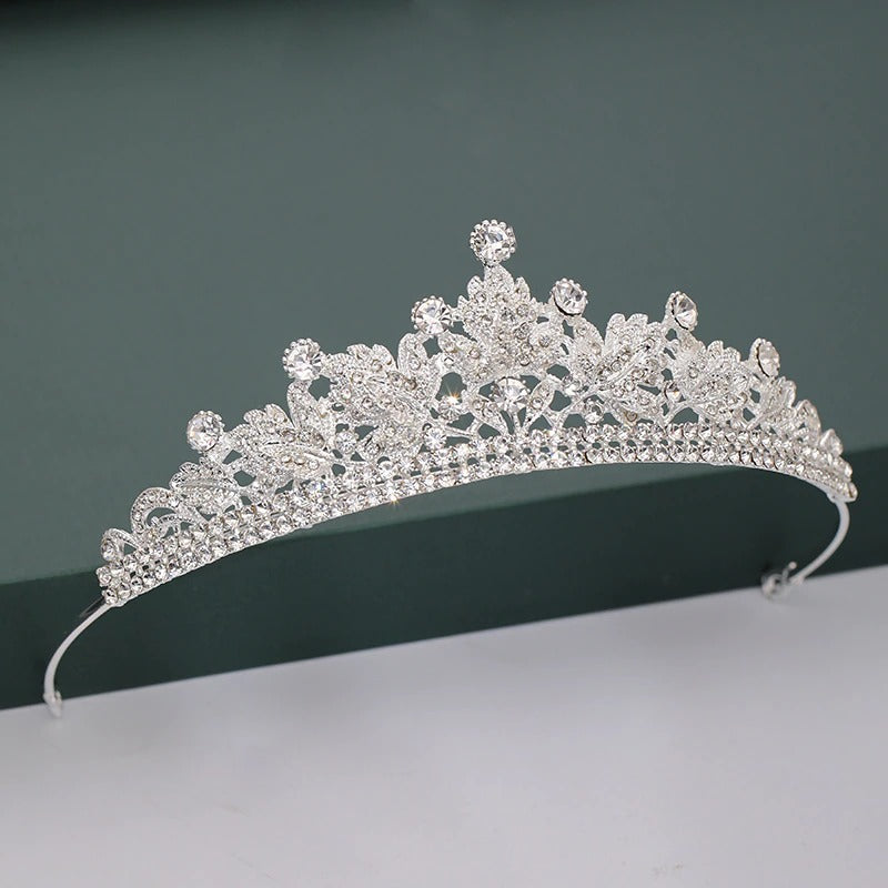 Mit Strasssteinen und Perlen besetzte Tiara-Kollektion für den Kopfschmuck zur Hochzeit