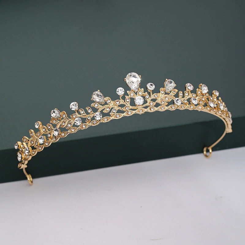 Mit Strasssteinen und Perlen besetzte Tiara-Kollektion für den Kopfschmuck zur Hochzeit