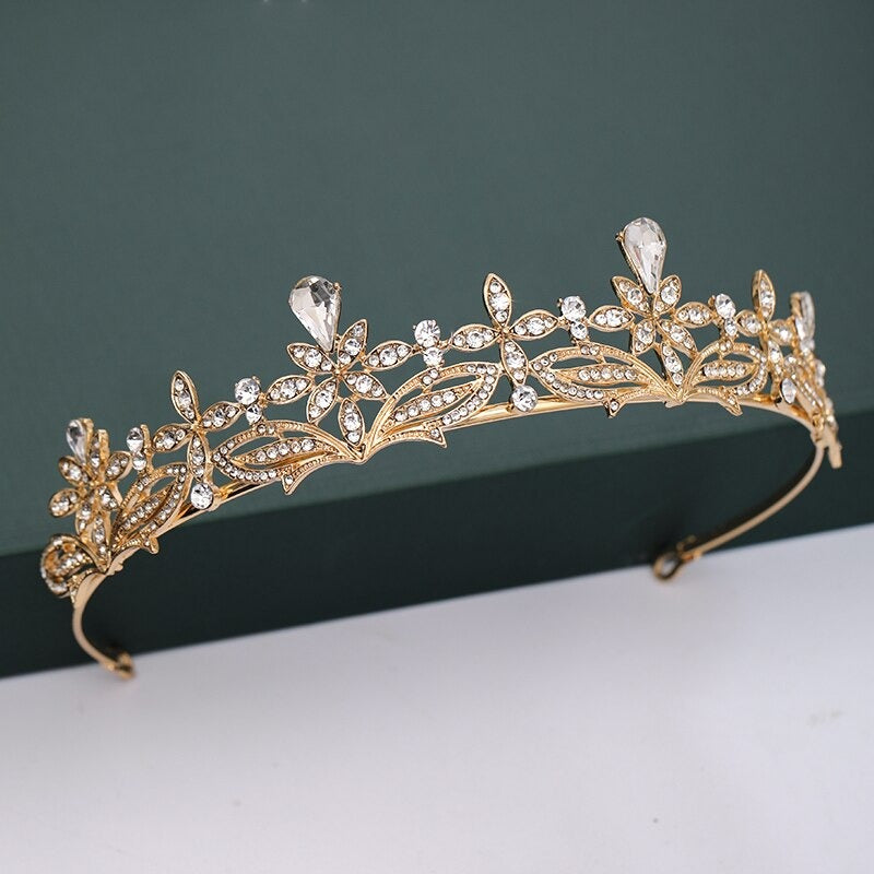 Mit Strasssteinen und Perlen besetzte Tiara-Kollektion für den Kopfschmuck zur Hochzeit