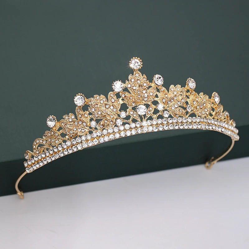 Mit Strasssteinen und Perlen besetzte Tiara-Kollektion für den Kopfschmuck zur Hochzeit