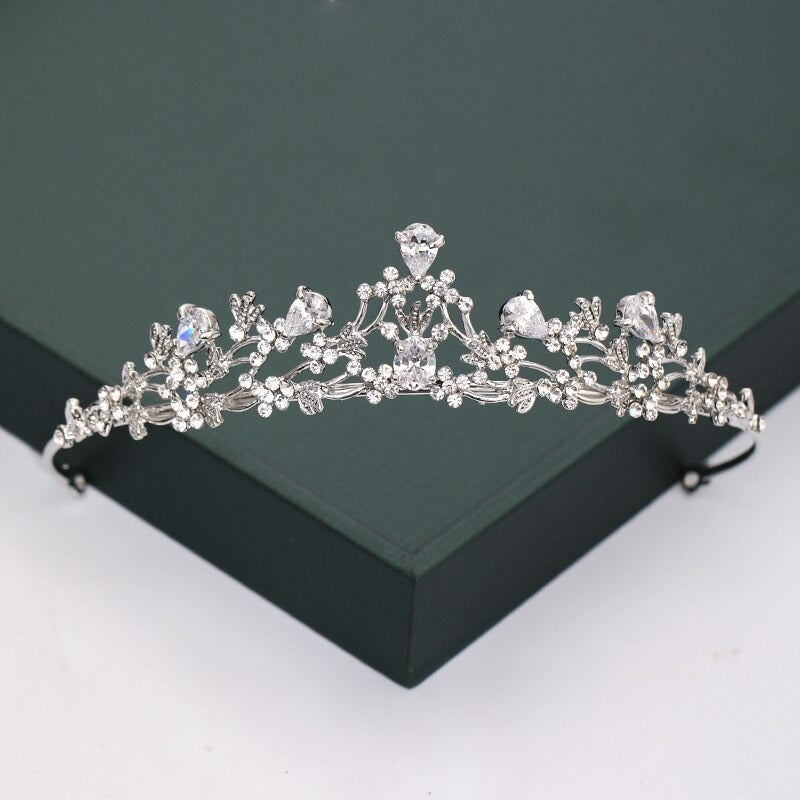 Mit Strasssteinen und Perlen besetzte Tiara-Kollektion für den Kopfschmuck zur Hochzeit