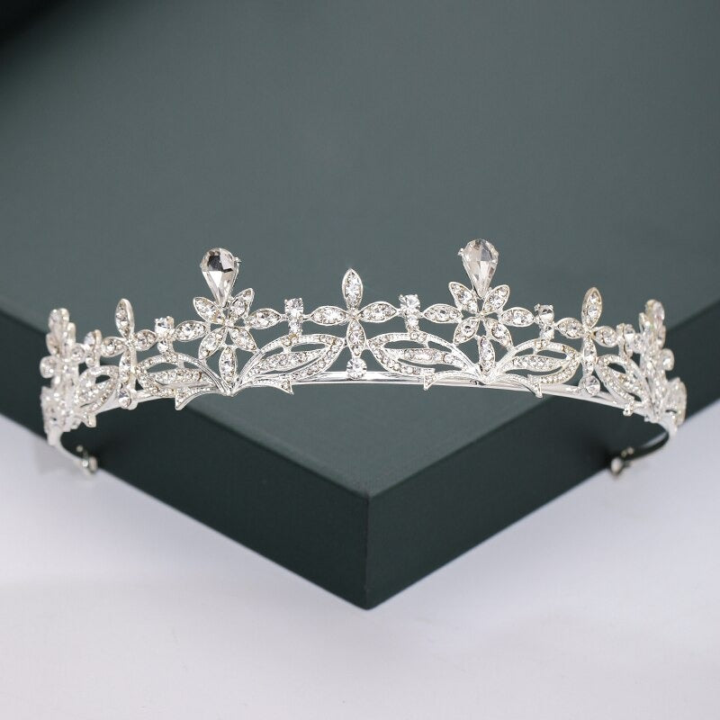 Mit Strasssteinen und Perlen besetzte Tiara-Kollektion für den Kopfschmuck zur Hochzeit