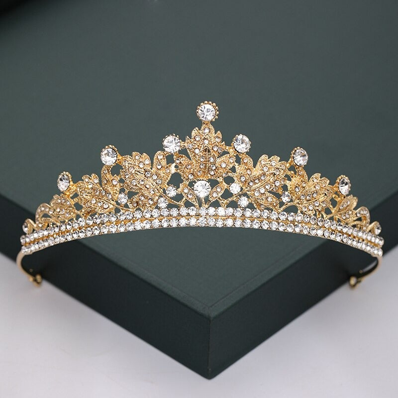 Mit Strasssteinen und Perlen besetzte Tiara-Kollektion für den Kopfschmuck zur Hochzeit