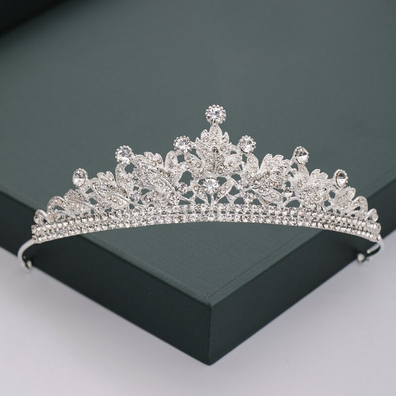 Mit Strasssteinen und Perlen besetzte Tiara-Kollektion für den Kopfschmuck zur Hochzeit