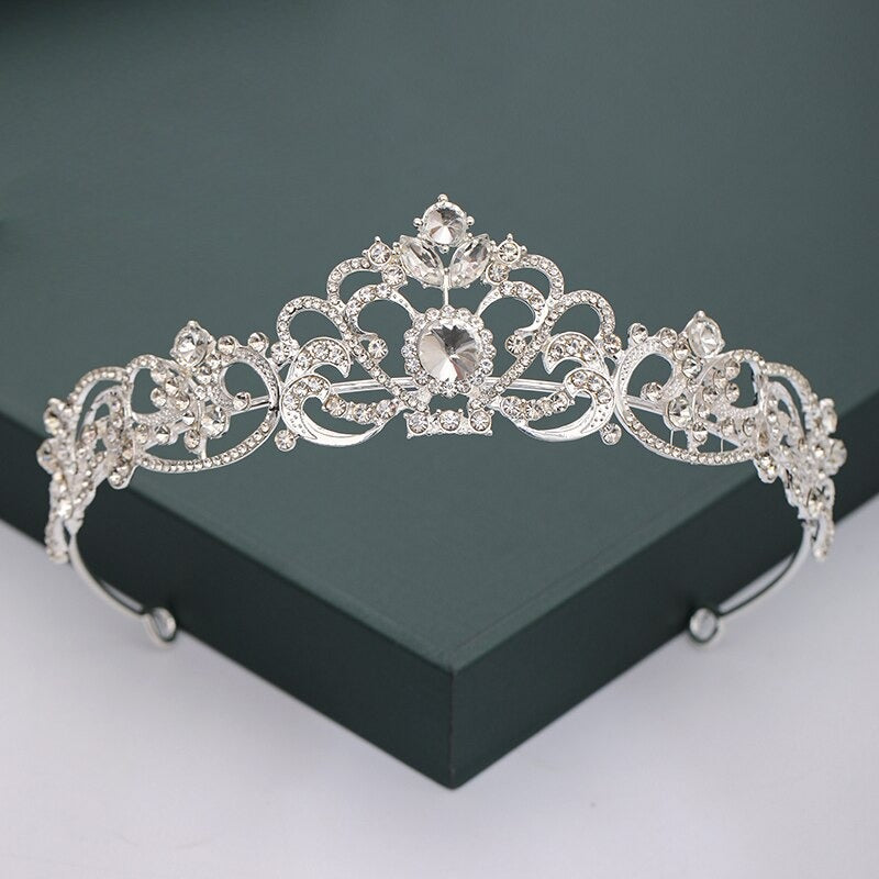 Mit Strasssteinen und Perlen besetzte Tiara-Kollektion für den Kopfschmuck zur Hochzeit