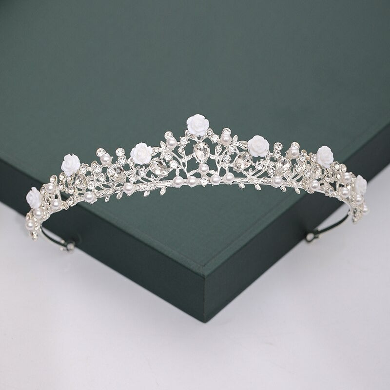 Mit Strasssteinen und Perlen besetzte Tiara-Kollektion für den Kopfschmuck zur Hochzeit