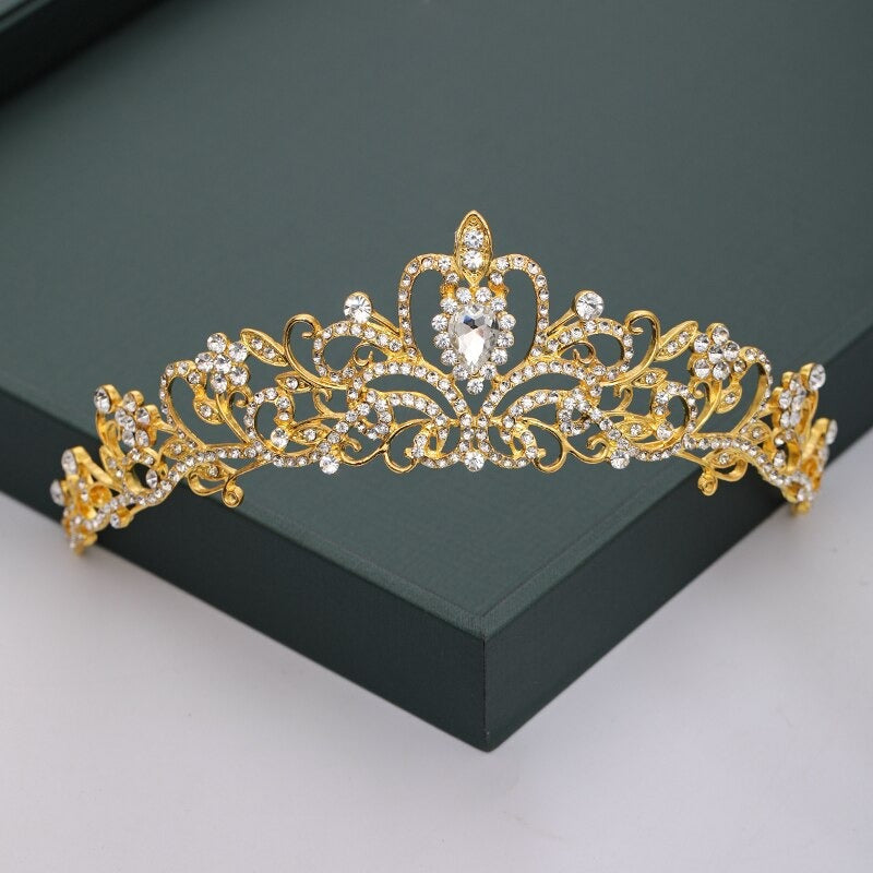 Mit Strasssteinen und Perlen besetzte Tiara-Kollektion für den Kopfschmuck zur Hochzeit