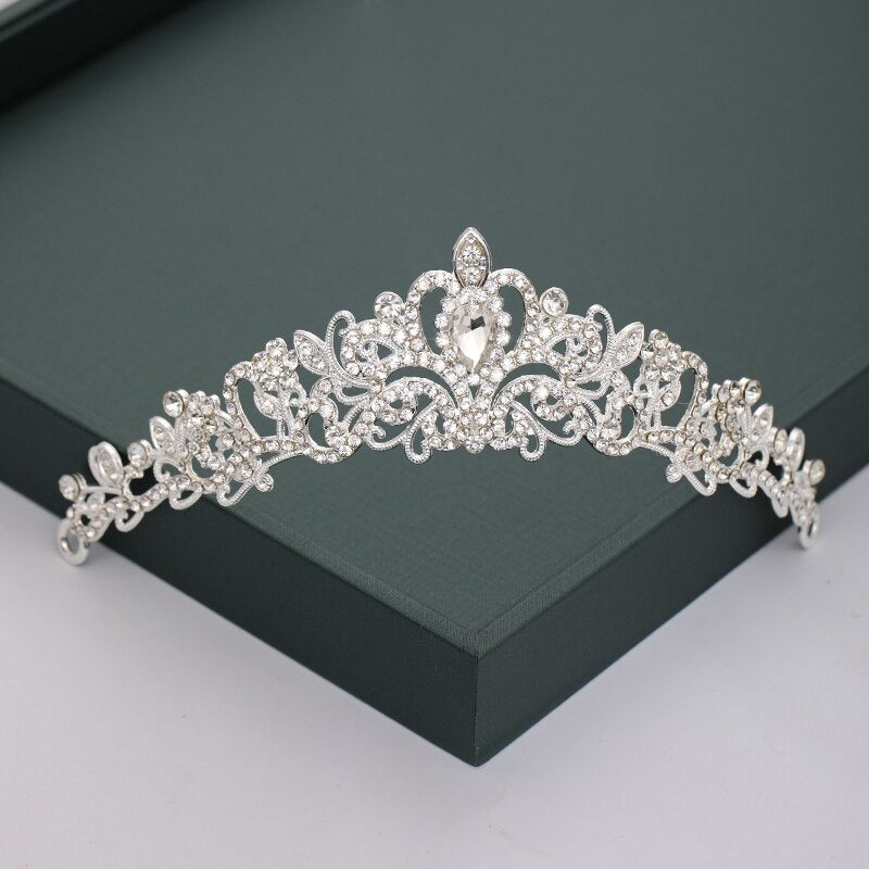Mit Strasssteinen und Perlen besetzte Tiara-Kollektion für den Kopfschmuck zur Hochzeit
