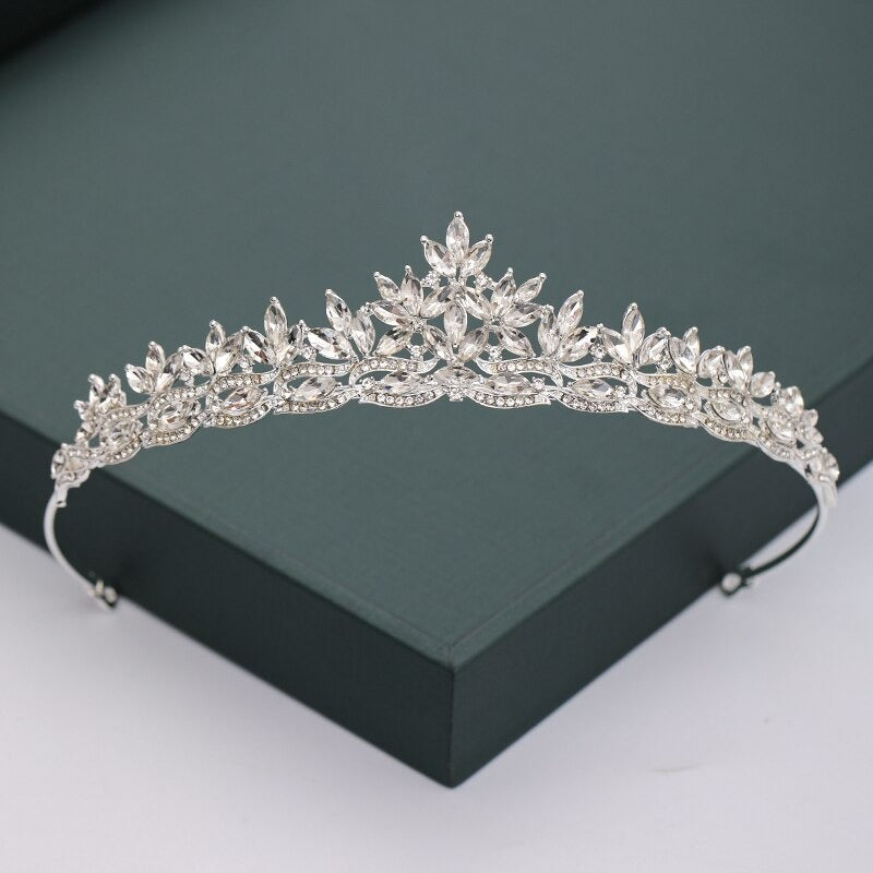 Mit Strasssteinen und Perlen besetzte Tiara-Kollektion für den Kopfschmuck zur Hochzeit