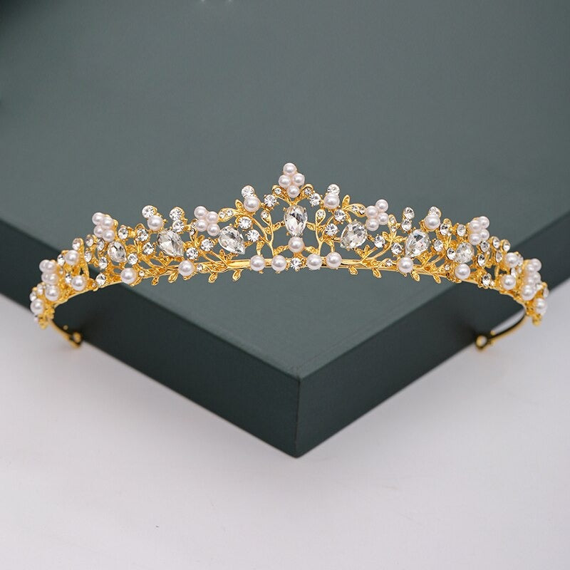Mit Strasssteinen und Perlen besetzte Tiara-Kollektion für den Kopfschmuck zur Hochzeit