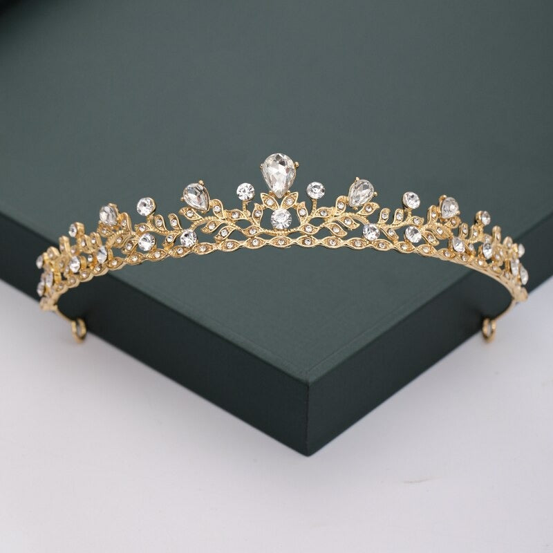 Mit Strasssteinen und Perlen besetzte Tiara-Kollektion für den Kopfschmuck zur Hochzeit