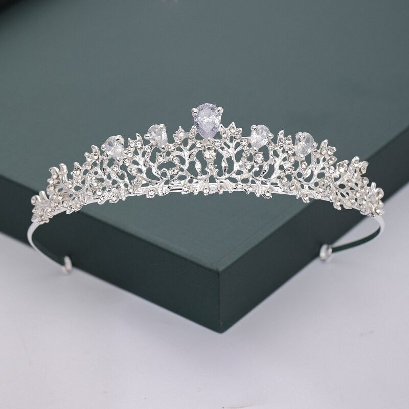 Mit Strasssteinen und Perlen besetzte Tiara-Kollektion für den Kopfschmuck zur Hochzeit
