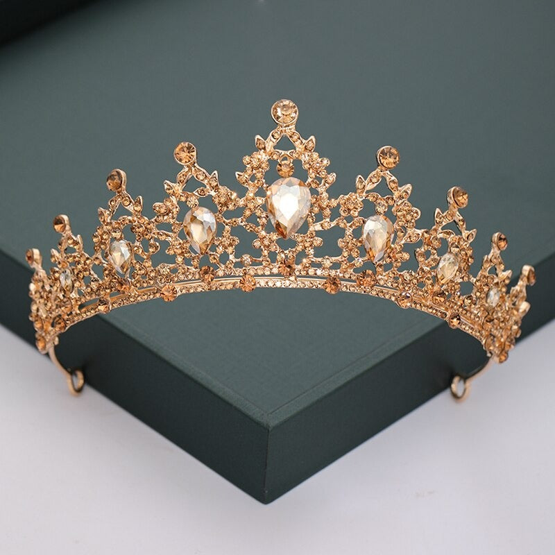 Mit Strasssteinen und Perlen besetzte Tiara-Kollektion für den Kopfschmuck zur Hochzeit
