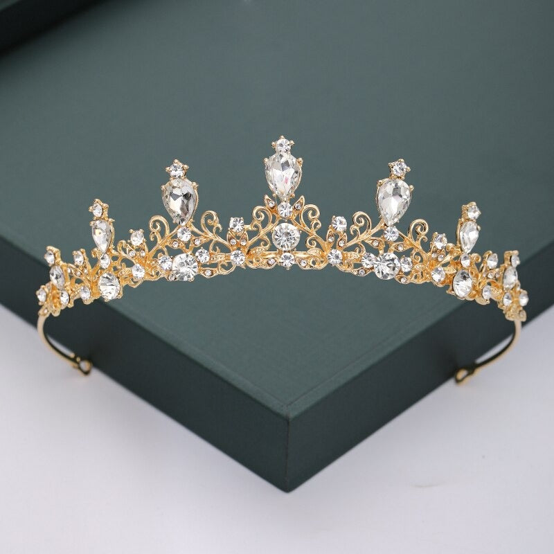 Mit Strasssteinen und Perlen besetzte Tiara-Kollektion für den Kopfschmuck zur Hochzeit
