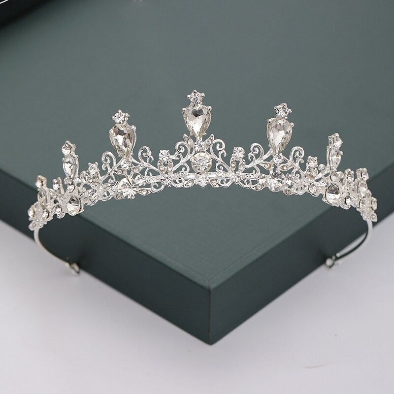 Mit Strasssteinen und Perlen besetzte Tiara-Kollektion für den Kopfschmuck zur Hochzeit