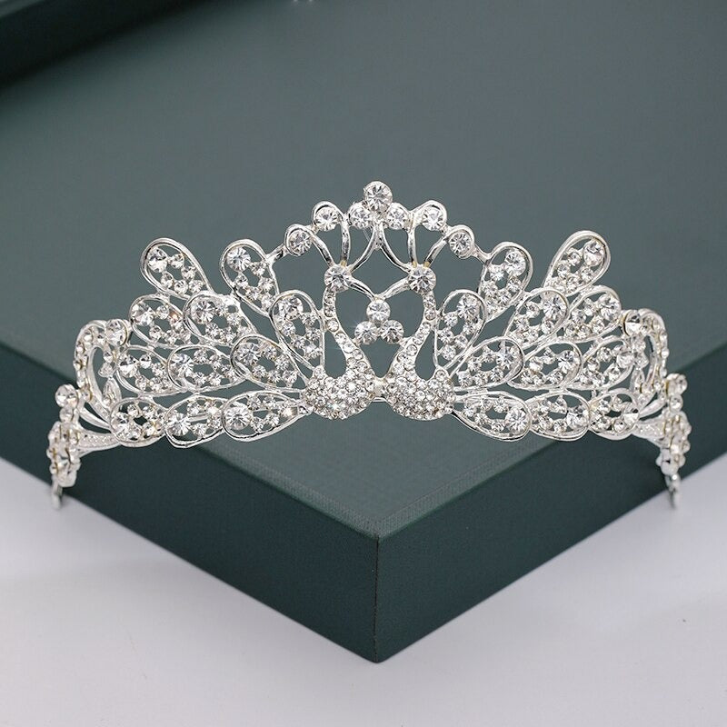Mit Strasssteinen und Perlen besetzte Tiara-Kollektion für den Kopfschmuck zur Hochzeit