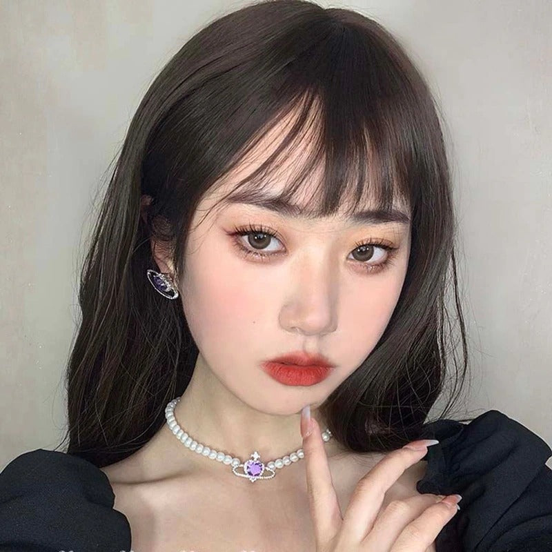 Lila Herzanhänger mit Strasssteinen und Perlen verziert