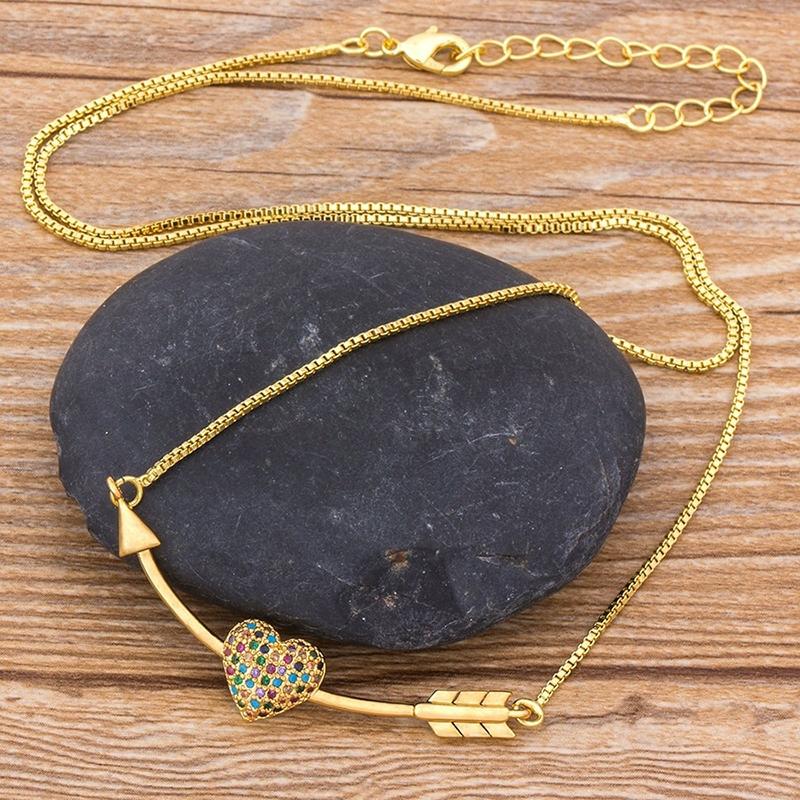 Romantische Halskette mit Amors Pfeil und Herz-Anhänger