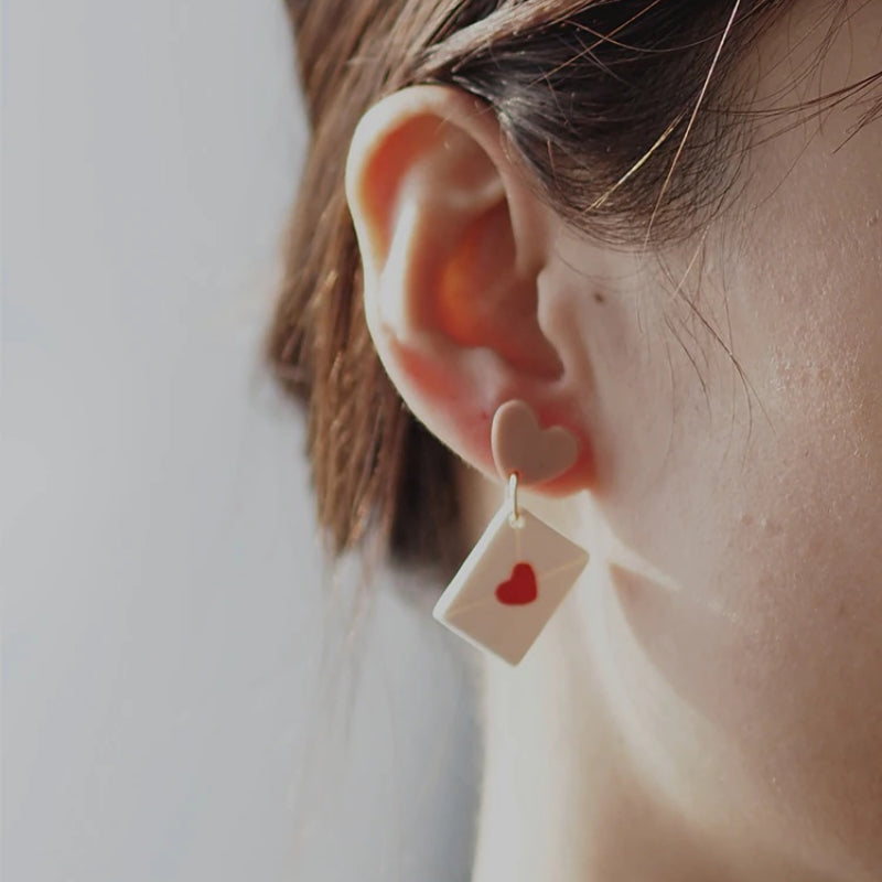 Romantische kleine Valentinstag-Liebesherz-Ohrring-Kollektion
