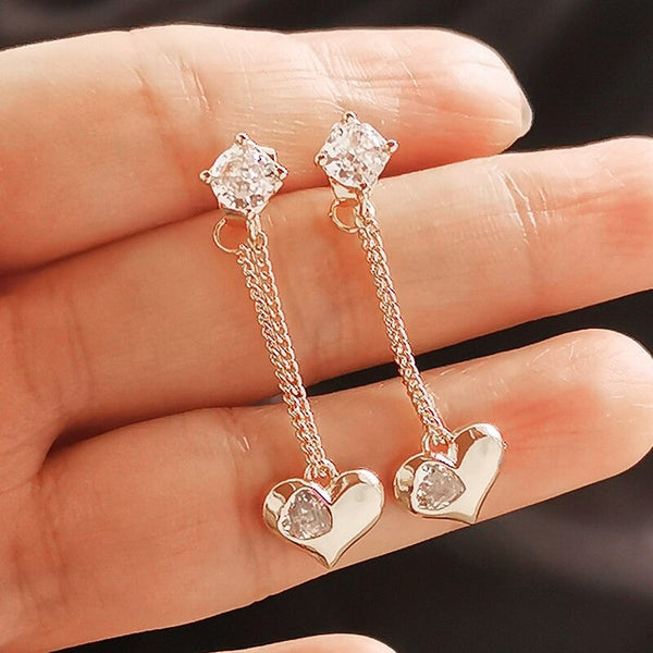 Romantische Ohrringe mit langen Quasten und Herzanhängern und Zirkonia