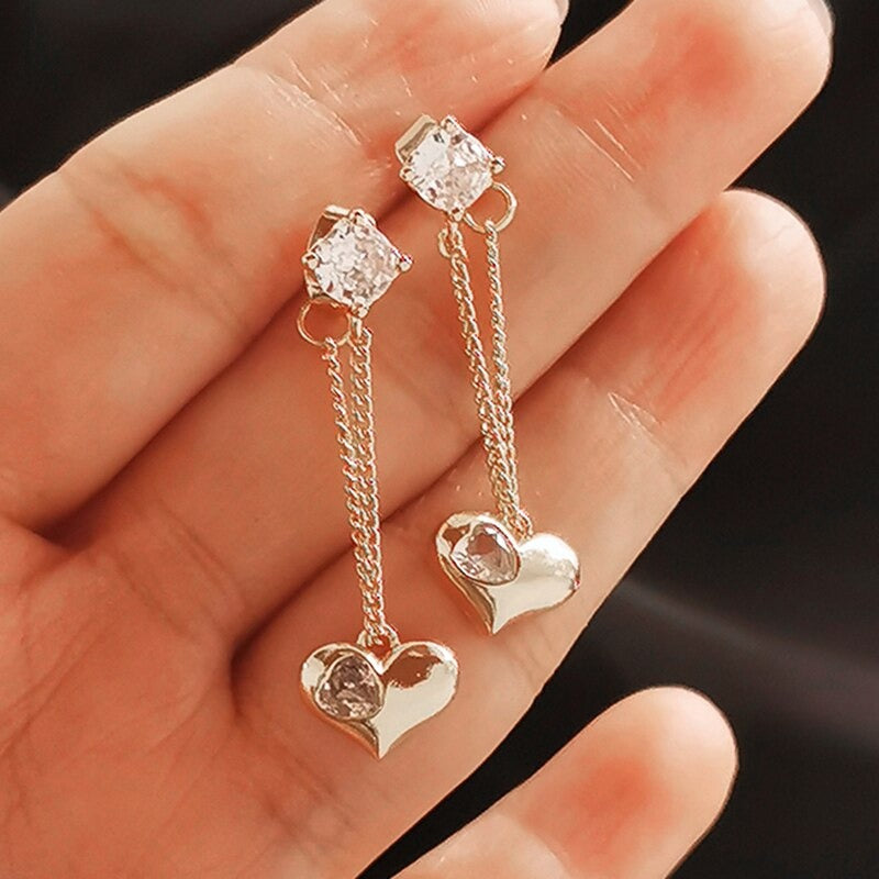 Romantische Ohrringe mit langen Quasten und Herzanhängern und Zirkonia
