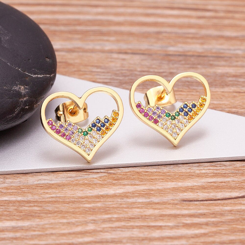 Romantische und hübsche Ohrstecker mit Zirkonia in Herzform