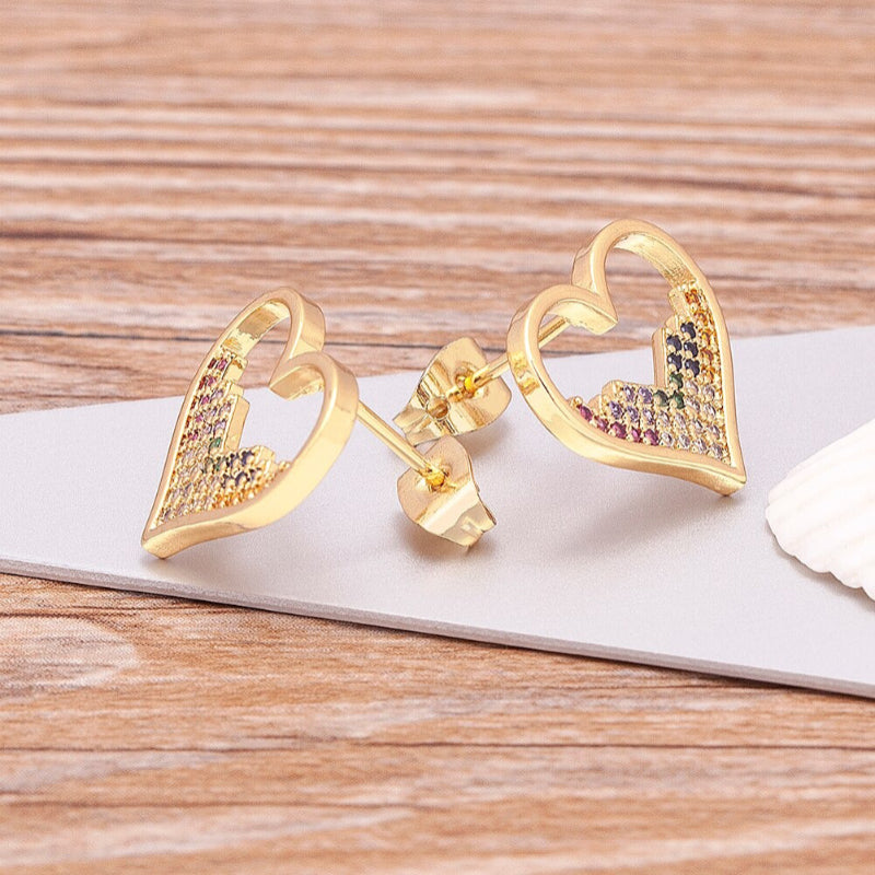 Romantische und hübsche Ohrstecker mit Zirkonia in Herzform