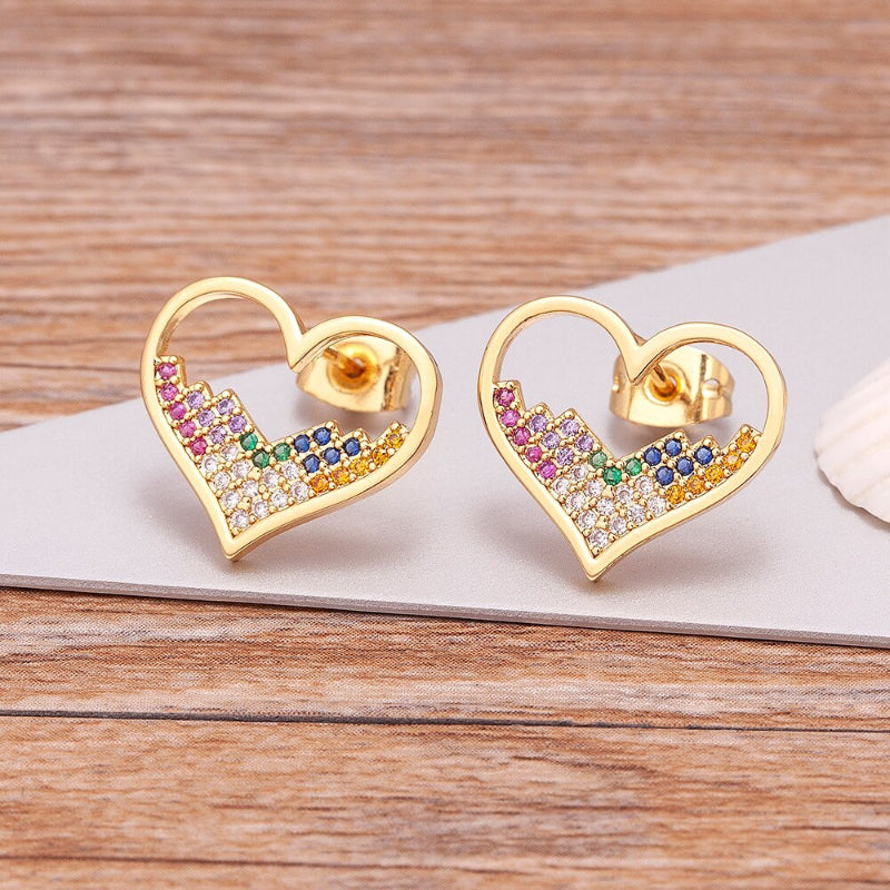 Romantische und hübsche Ohrstecker mit Zirkonia in Herzform