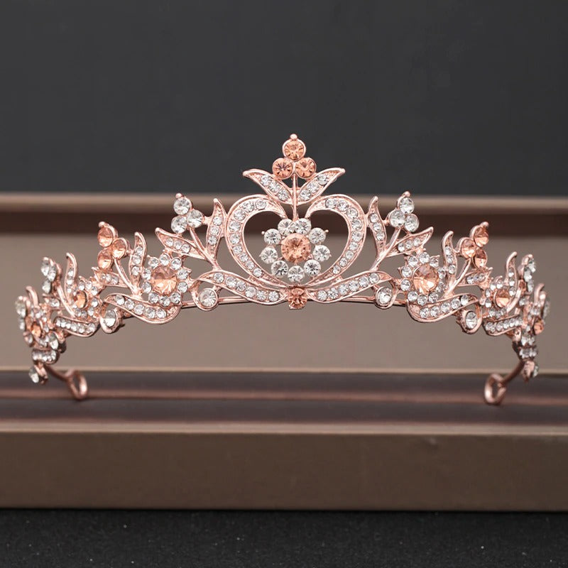 Elegante Brautkrone und Tiara-Kollektion mit barocken Strasssteinen