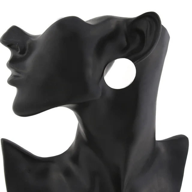 Flacher Kugelohrring mit Hochglanzoberfläche