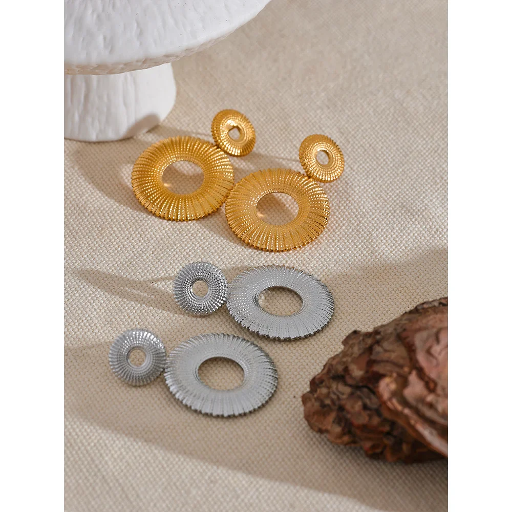 Ohrringe mit doppeltem Hohlkreis