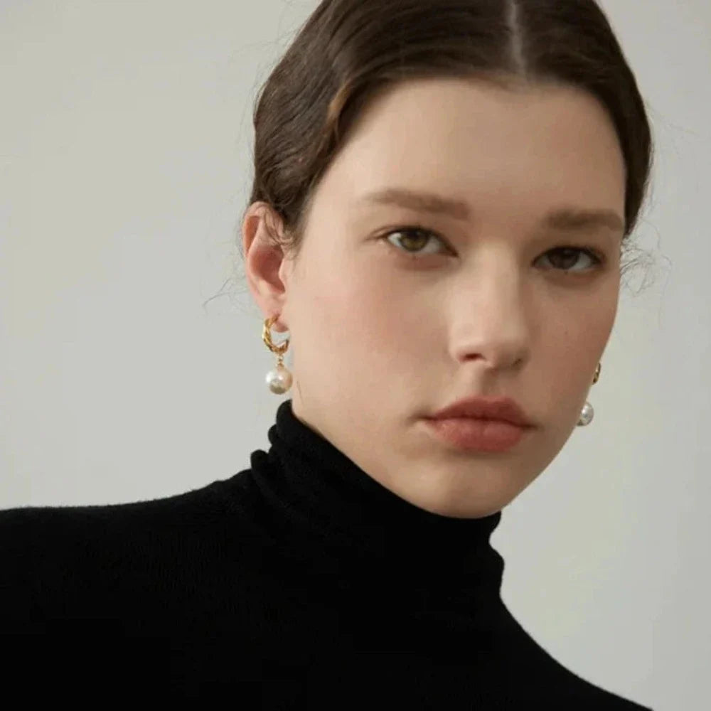 Gedrehte Ohrringe mit Perlentropfen