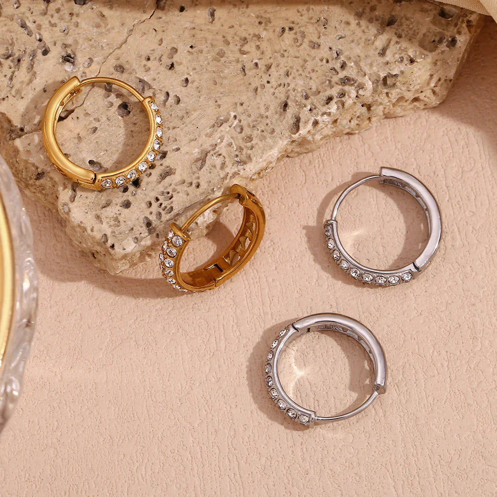 Funkelnde und hohle Herzohrringe